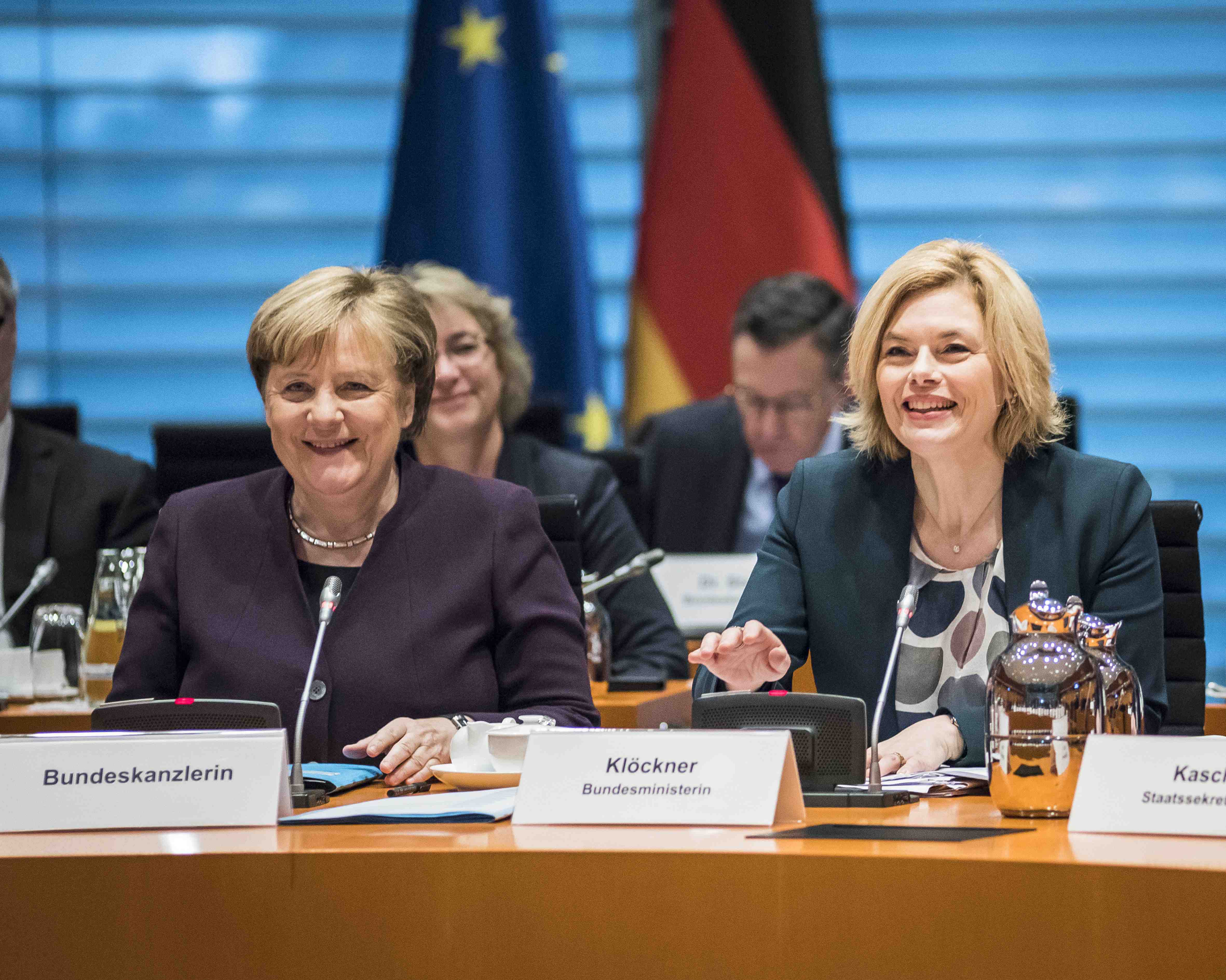 Bundeskanzlerin Angela Merkel und Landwirtschaftsministerin Julia Klöckner beim Austausch mit Vertretern des Lebensmittelhandels und der Landwirtschaft. (Foto: picture alliance/Sueddeutsche Zeitung Photo)