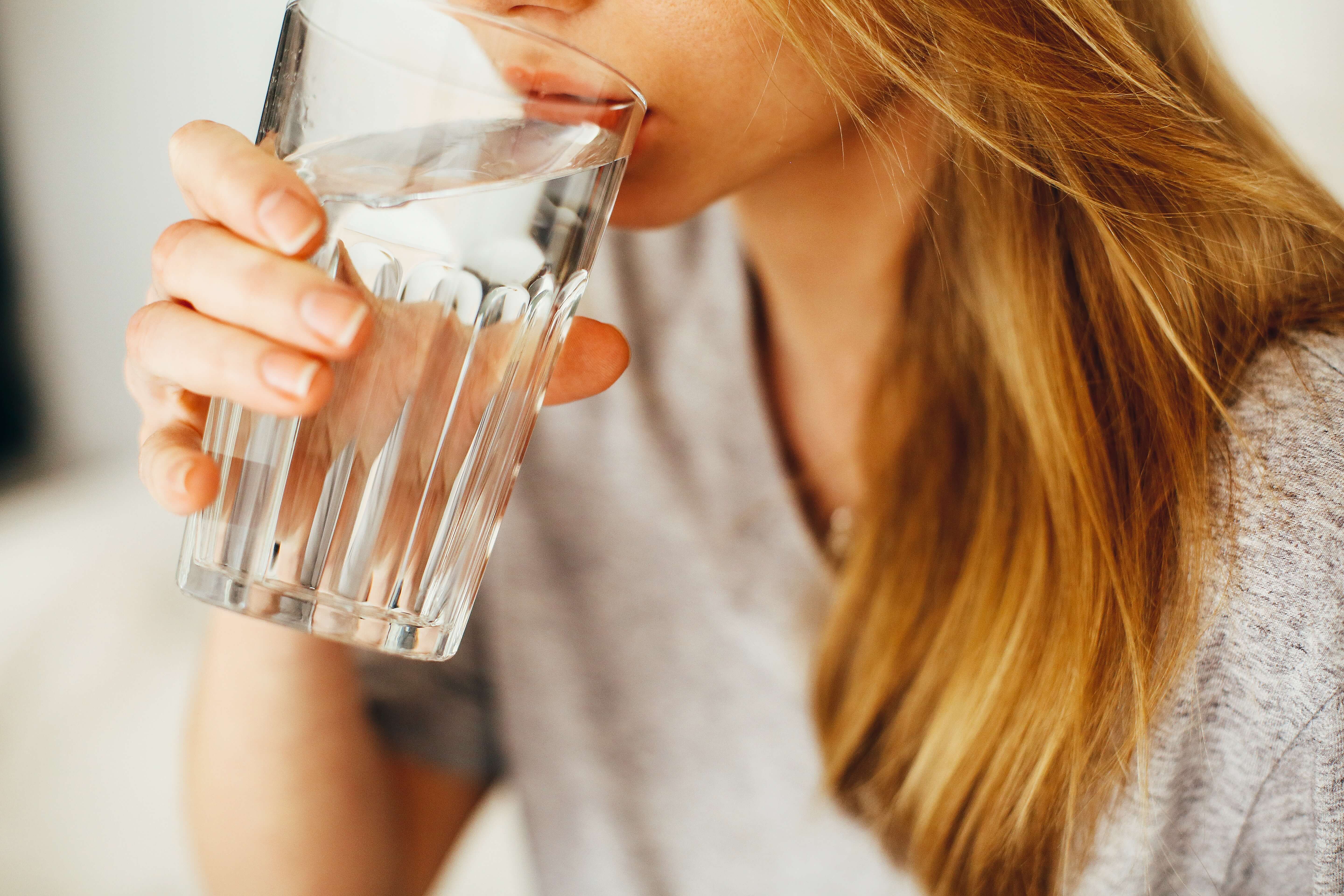 Wassertrinken oder Gurgeln können das Coronavirus SARS-CoV-2 nicht aufhalten. (Symbild: Daria Shevstova/Pexels)