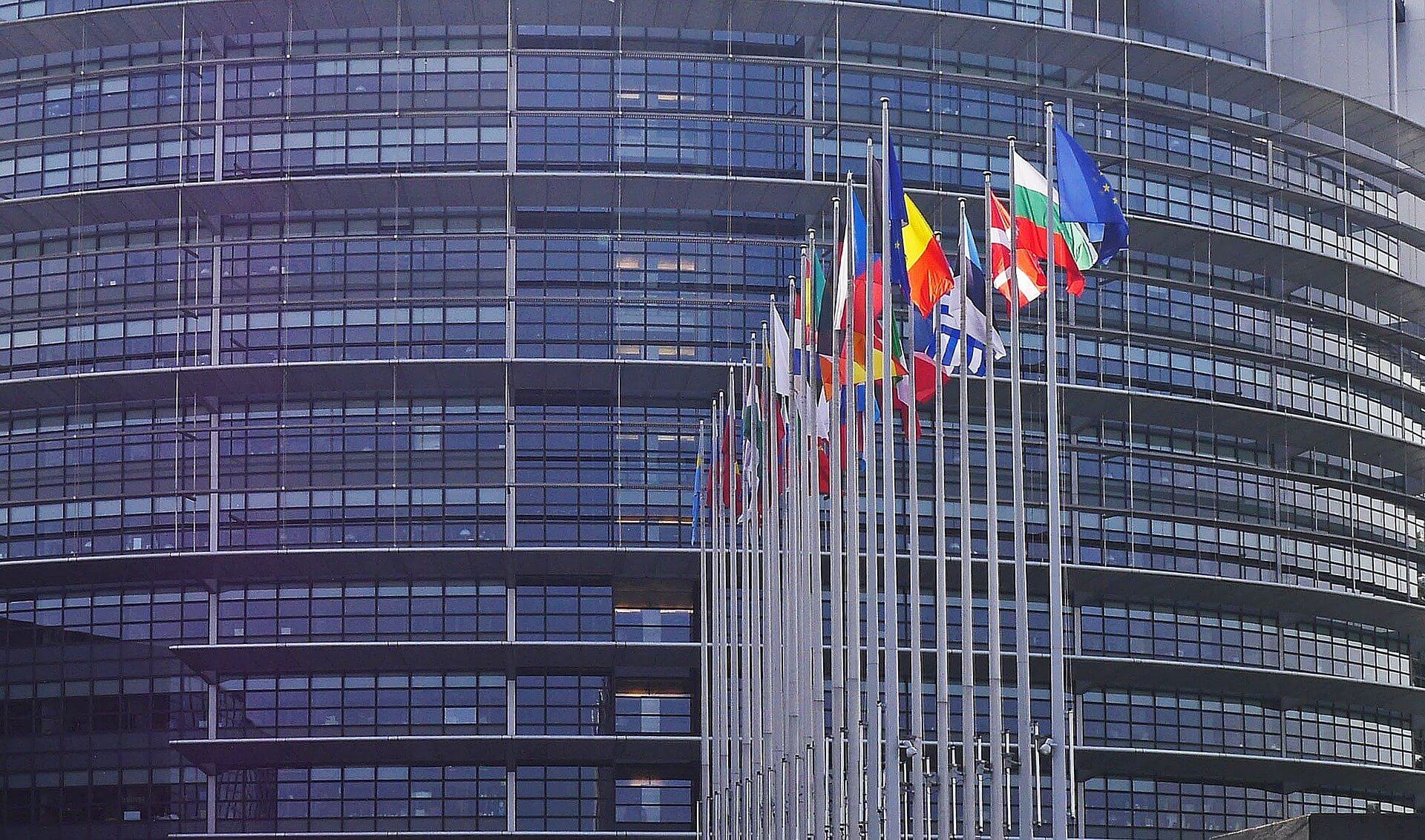 Die EU-Länder entscheiden selbst, wie sie die Todesfälle durch Covid-19 zählen. In Deutschland fließen teilweise auch Todesfälle in die Statistik ein, bei denen Covid-19 nicht zwangsläufig die Todesursache war.