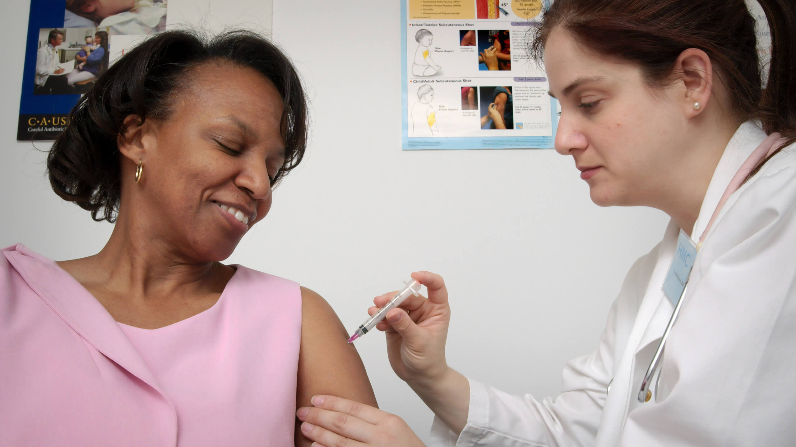 Auf Facebook kursieren falsche und irreführende Behauptungen zur Entwicklung von Impfstoffen gegen HIV, Krebs und Influenza. (Symbolbild: Unsplash / CDC)