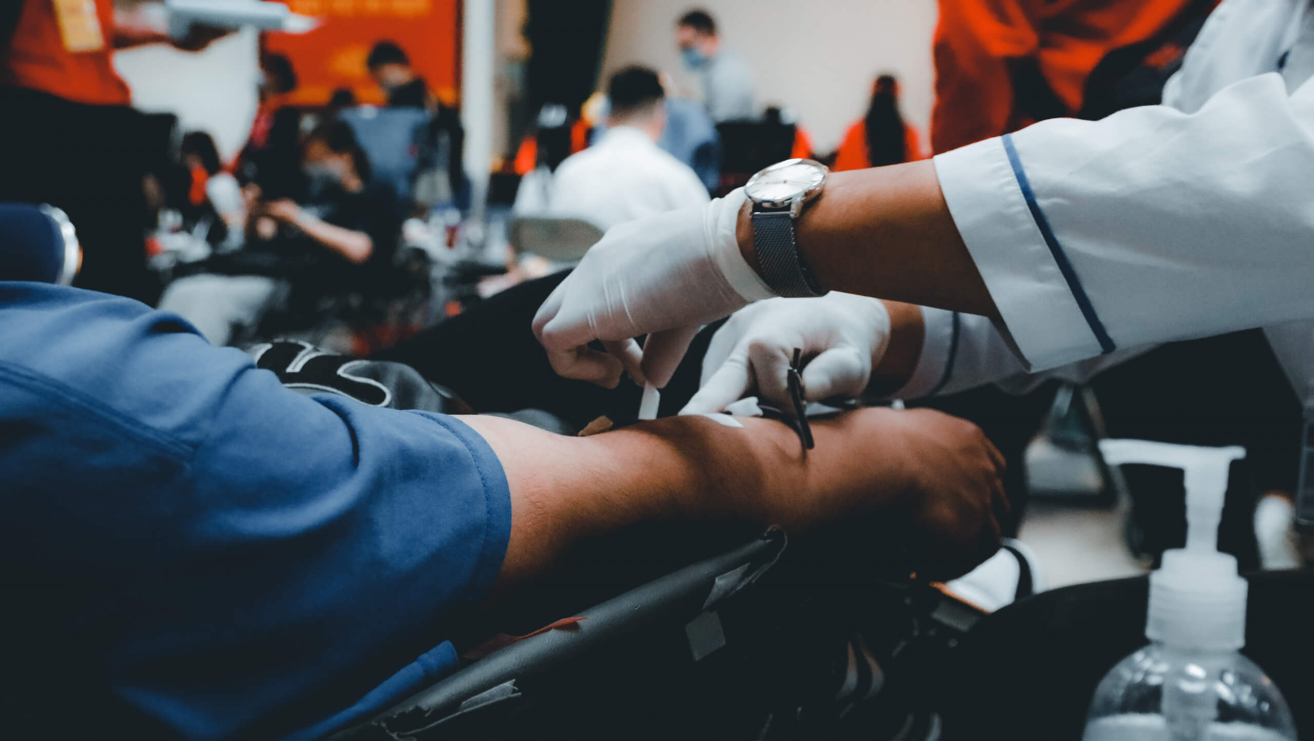 Wer sich gegen Covid-19 hat impfen lassen kann in der Regel direkt wieder Blut spenden (Symbolbild: Unsplash/ Nguyễn Hiệp)