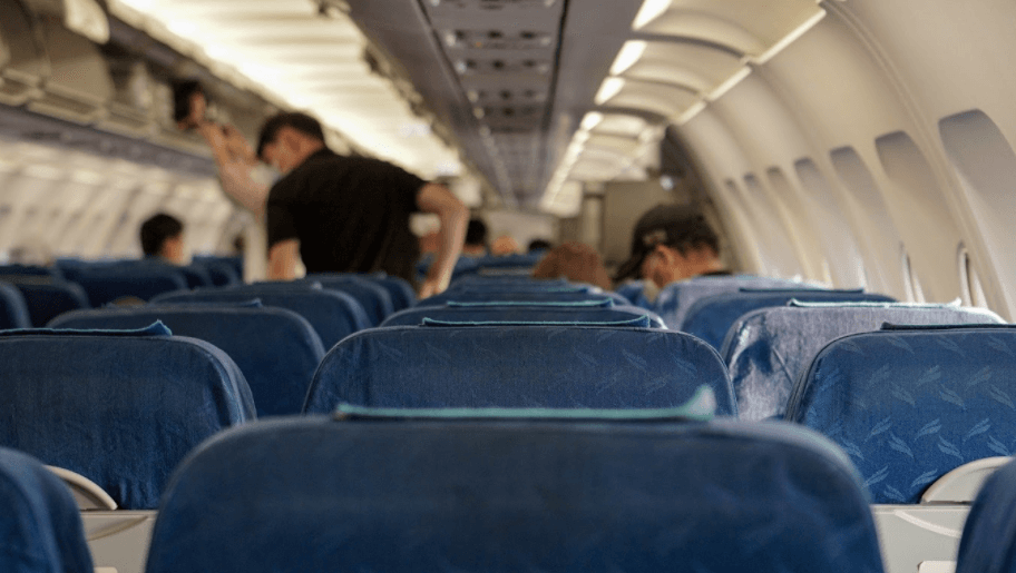 Mehrfach wird im Internet behauptet, geimpfte Personen dürften nicht mehr fliegen, weil das Risiko von Blutgerinnseln durch Impfungen so hoch sei (Symbolbild: Juno Kwon / Pixabay / CC0)