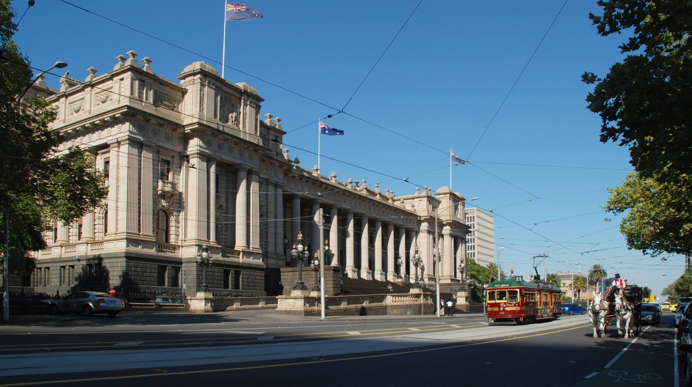 Anders als im Netz behauptet, gibt es in Australien keine allgemeine Impfpflicht von der lediglich Parlamentarier und Justizbeamte ausgenommen sind