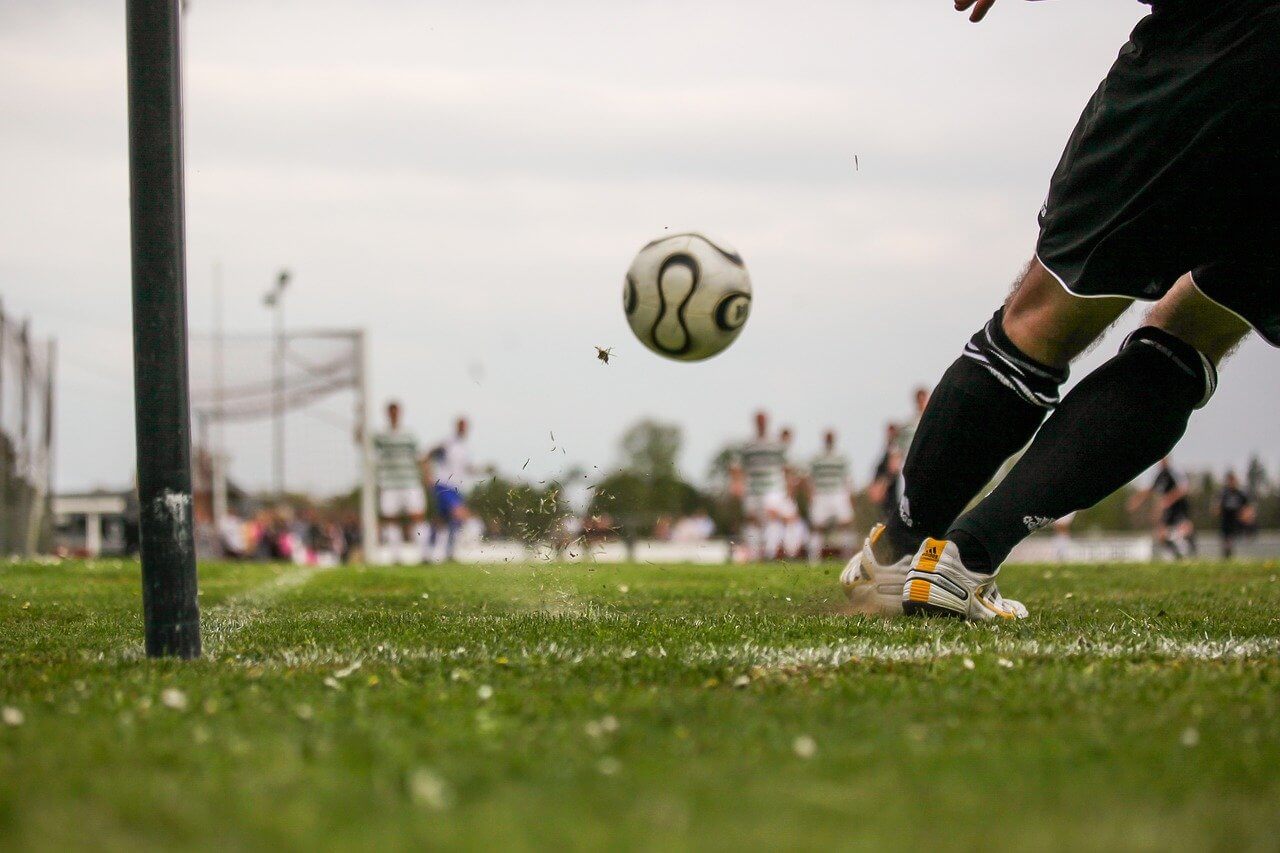 Ein Spiefeld mit Fußballspielern