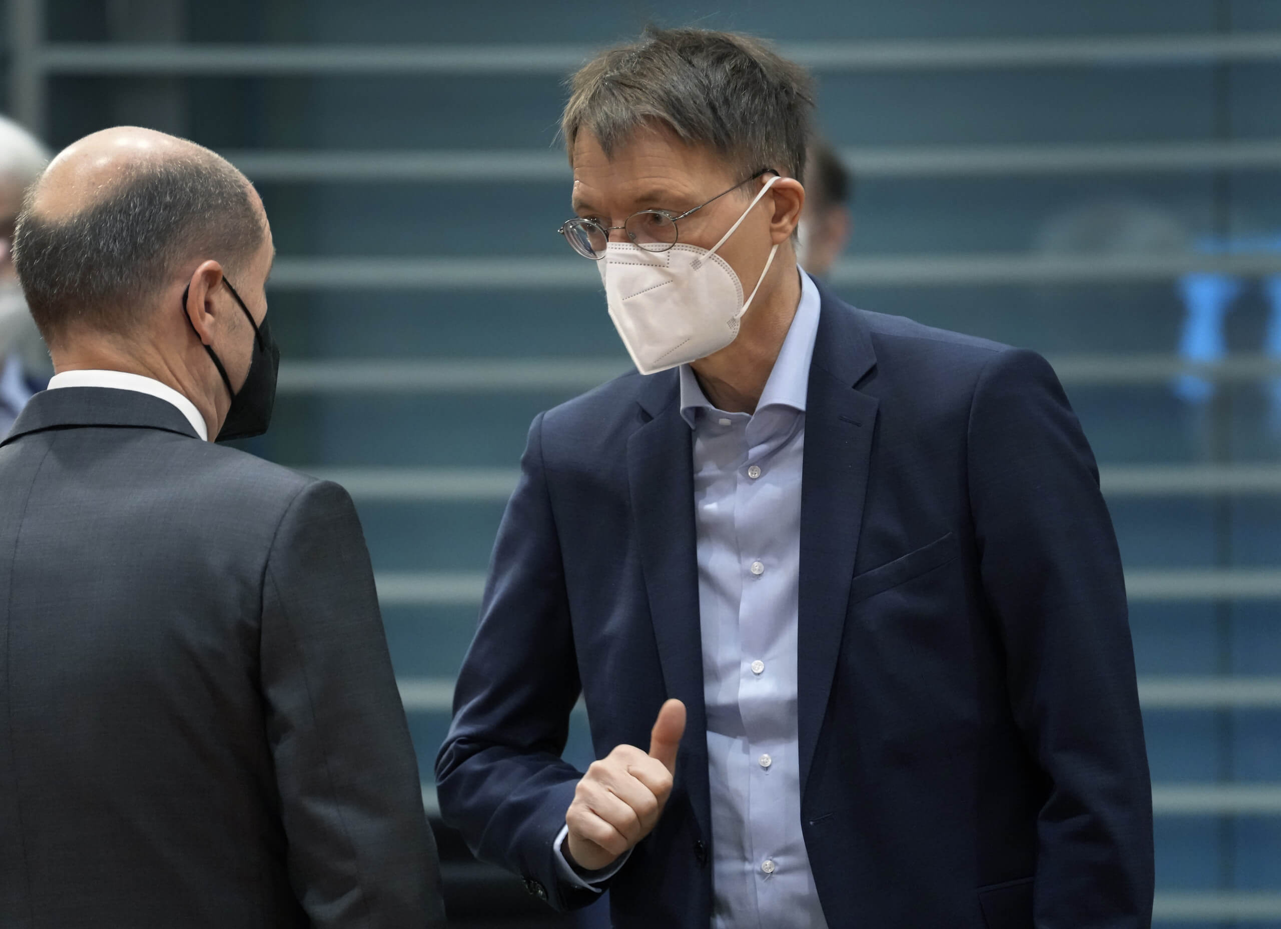Im Netz kursiert ein angeblicher NTV-Artikel, demzufolge Bundesgesundheitsminister Karl Lauterbach Ungeimpften Fußfesseln anlegen wolle. Aber der Beitrag ist eine Fälschung (Symbolbild: Picture Alliance/ Associated Press/ Michael Sohn)