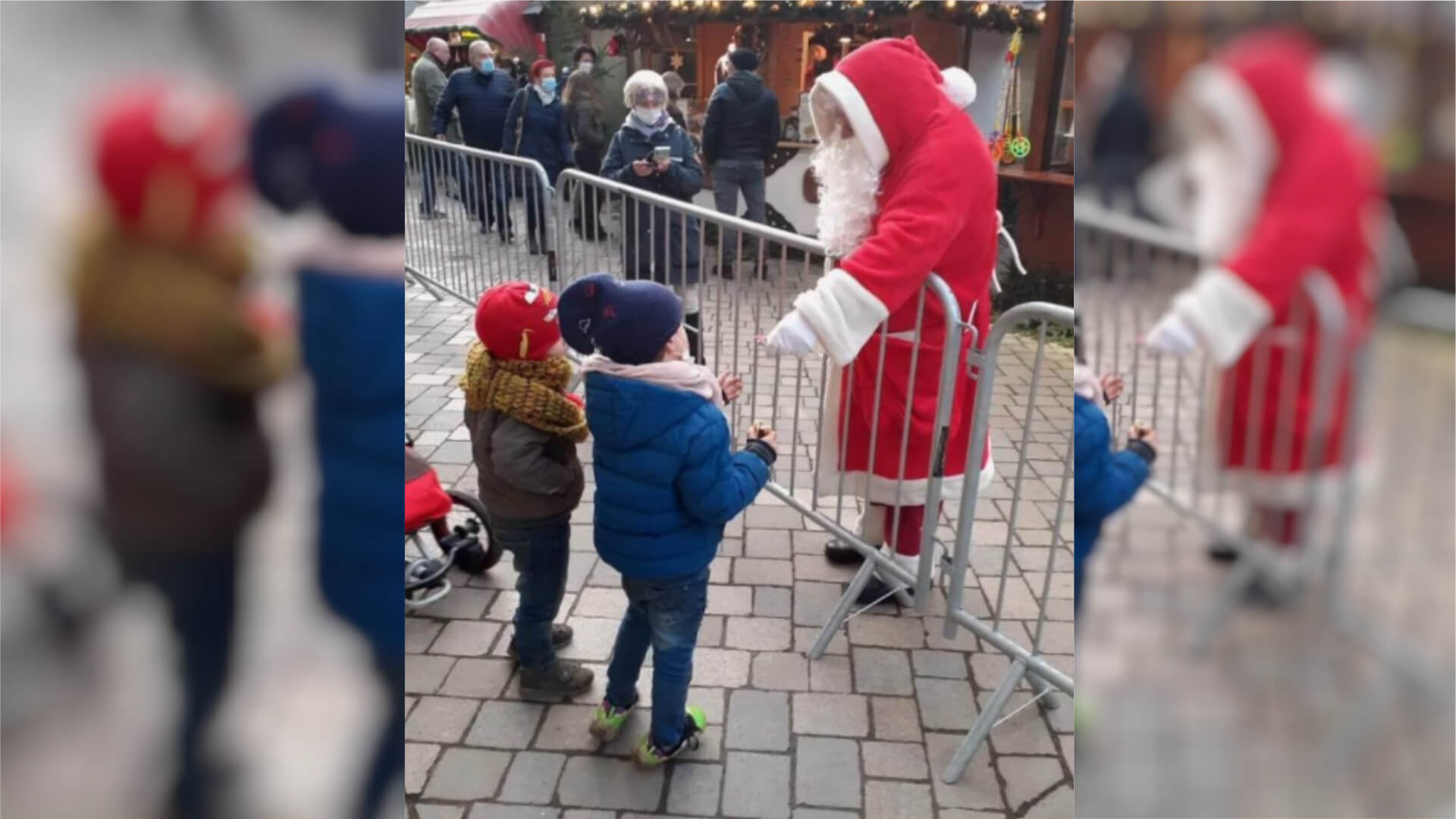 Foto vom Weihnachtsmarkt mit Zaun und Kindern