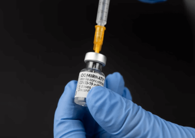 Im Netz kursiert eine gefälschte Nachrichtenmeldung über den Impfstoffhersteller Pfizer/Biontech (Symbolbild: Unsplash / Mika Baumeister)