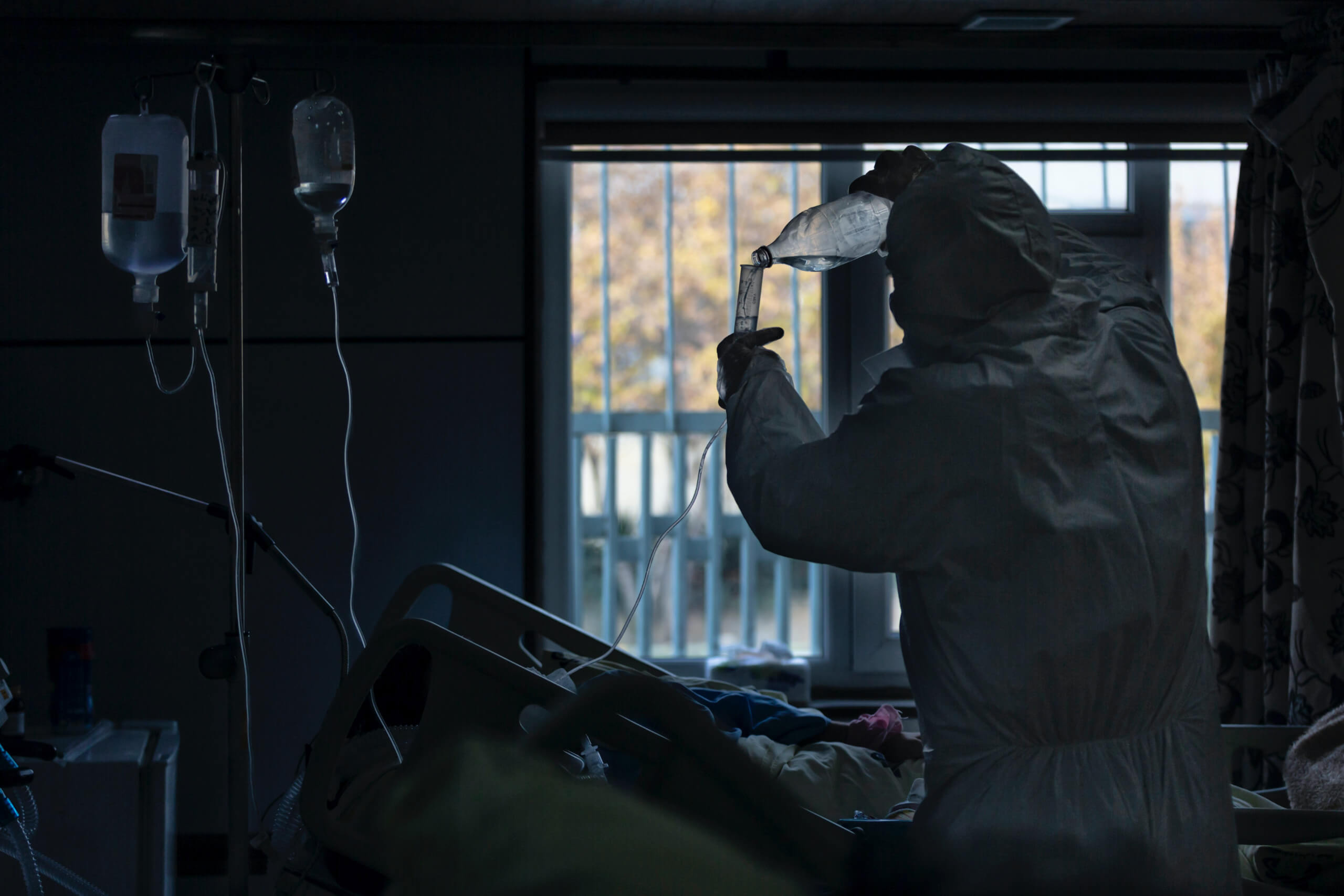 Weil die Zahl an Covid-19-Patienten auf Intensivstationen auch explizit für nachgewiesene Omikron-Fälle beim RKI gelistet wird, sorgt ein Facebook-Beitrag für Verwirrung (Symbolbild: Amir Arabshahi / Unsplash)