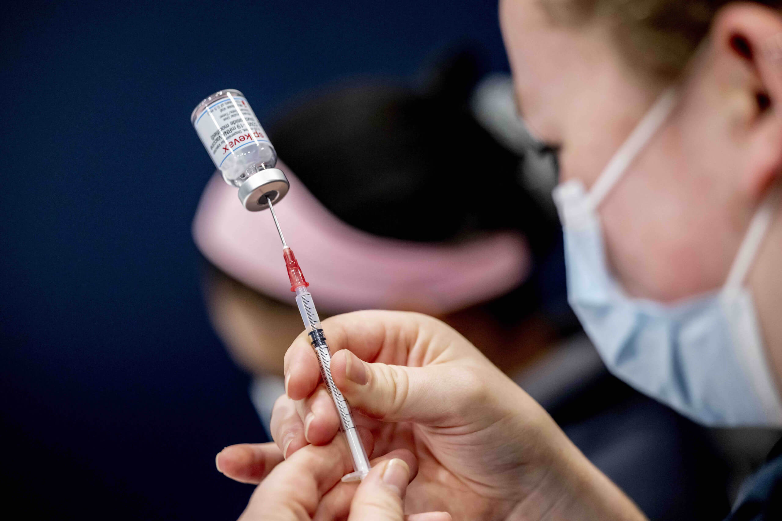 Omikron Impfstoffe werden in der Regel umfassend getestet, bevor sie verabreicht werden. Die Behauptung, die Impfstoffe gegen die Omikron-Subvariante BA.1 seien nur an acht Mäusen getestet, ist falsch.