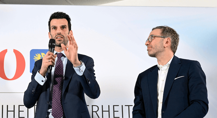Österreich: Udo Landbauer und Herbert Kickl auf einer Bühne.